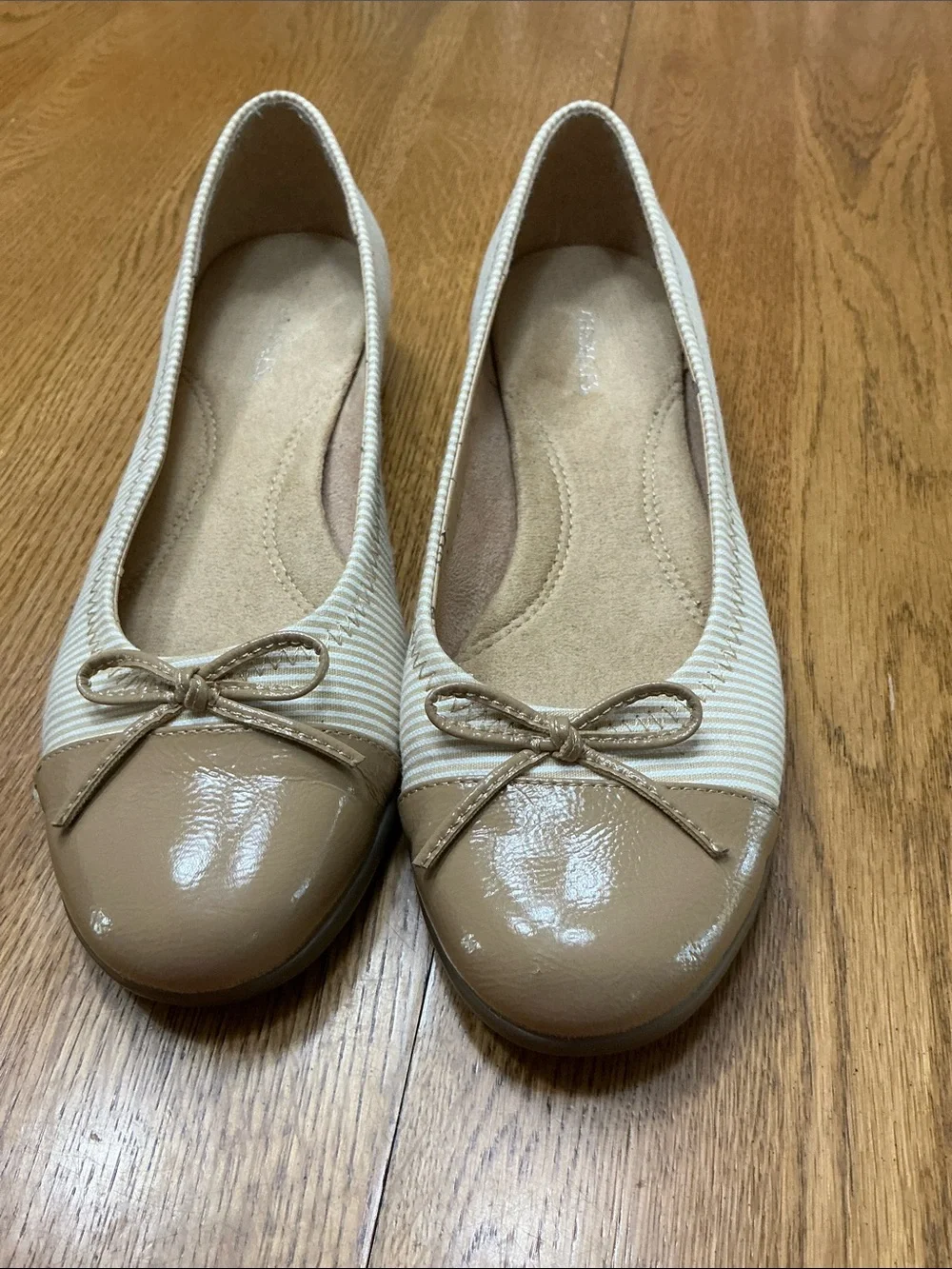 Woman’s AEROSOLES tan/white stripe flat with toe cap. Size 8.5. Bow.